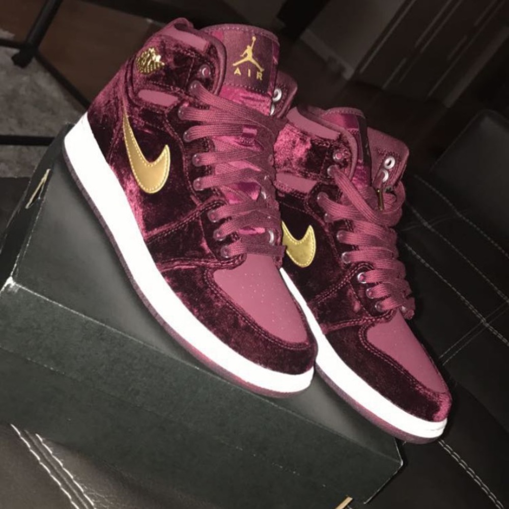 Air Jordan 1 Retro High  Maroon/Gold